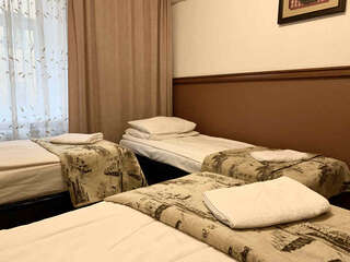 Гостиница Красный Терем Санкт-Петербург Комната стандарт с тремя односпальными кроватями-1